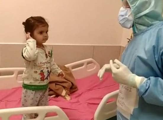 कोरोना पॉजिटिव 15 माह की बच्ची ने डॉक्टर को दिया फ्लाइंग किस