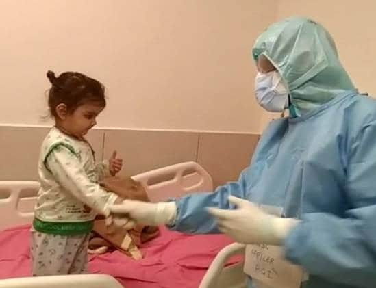 कोरोना पॉजिटिव 15 माह की बच्ची ने डॉक्टर को दिया फ्लाइंग किस
