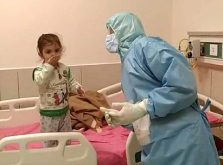 कोरोना पॉजिटिव 15 माह की बच्ची ने डॉक्टर को दिया फ्लाइंग किस
