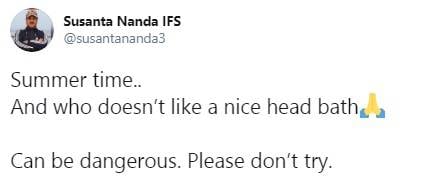 गर्मी से परेशान था कोबरा, युवक ने बाल्टी भर पानी से नहलाया, वीडियो वायरल