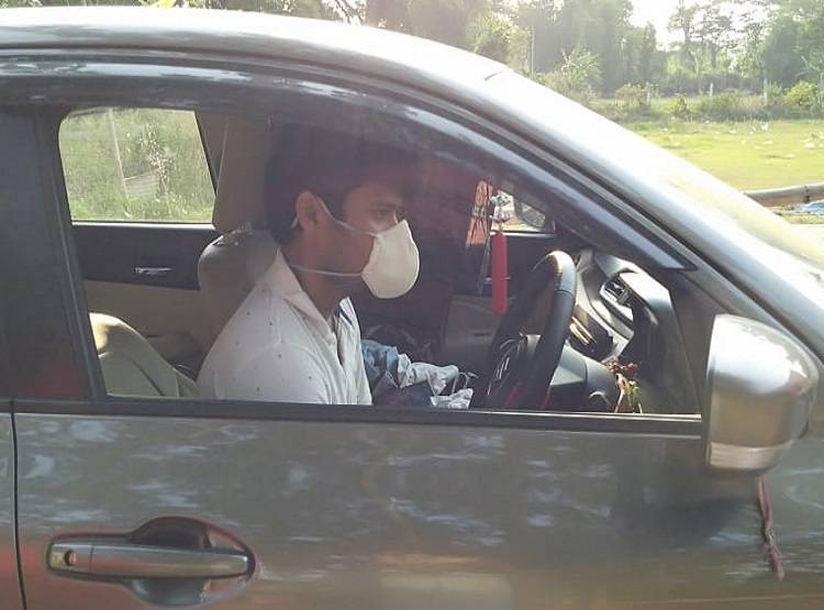 कोरोना का ऐसा डर, कार में अलग रहने के लिए होना पड़ा मजबूर