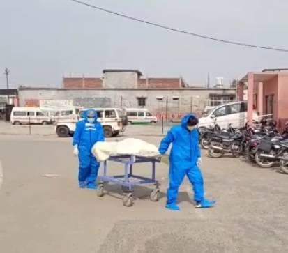 कोरोना से मौत, परिवार में रातभर मातम, सुबह जिंदा निकला बेटा