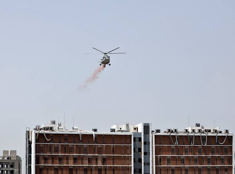 कोरोना वॉरियर्स को तीनों सेनाओं का सलाम, आसमान से फूलों की बारिश