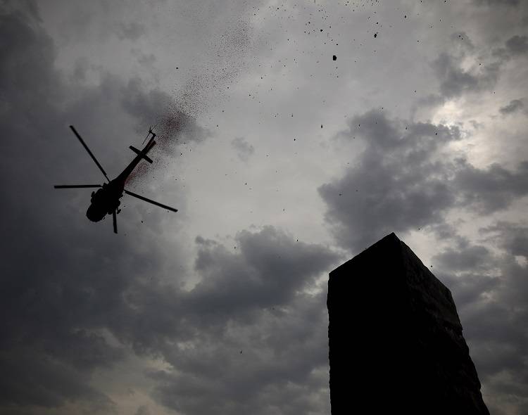 कोरोना वॉरियर्स को तीनों सेनाओं का सलाम, आसमान से फूलों की बारिश