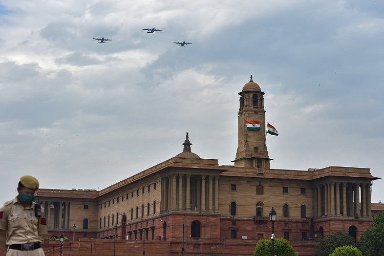 कोरोना वॉरियर्स को तीनों सेनाओं का सलाम, आसमान से फूलों की बारिश