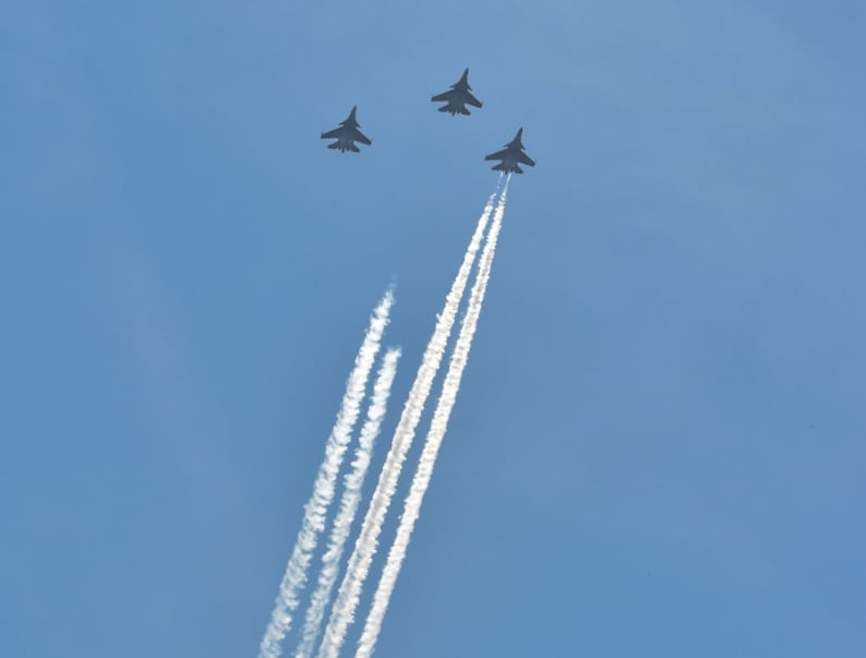 कोरोना वॉरियर्स को तीनों सेनाओं का सलाम, आसमान से फूलों की बारिश