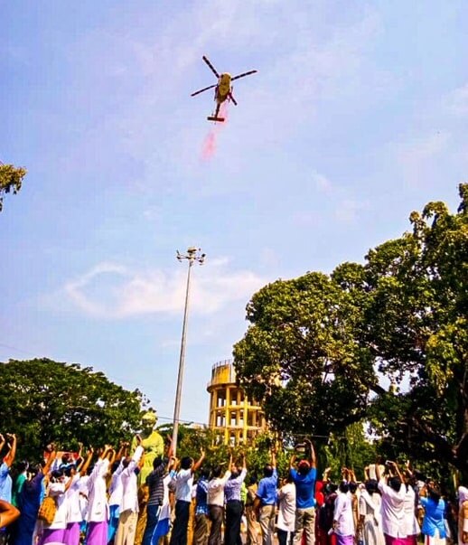 कोरोना वॉरियर्स को तीनों सेनाओं का सलाम, आसमान से फूलों की बारिश