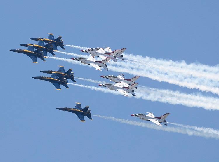 कोरोना वॉरियर्स को तीनों सेनाओं का सलाम, आसमान से फूलों की बारिश