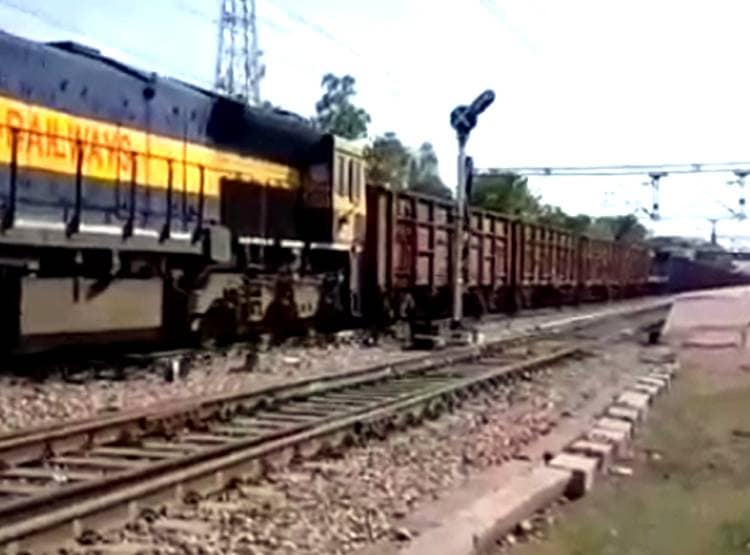 मालगाड़ी में छिपकर घूमता रहा कपल, पकड़े जाने पर हुआ ये खुलासा