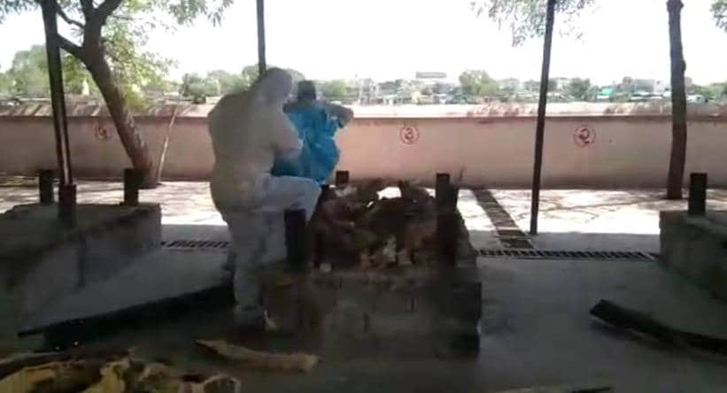 बेटे ने ठुकराया, मुस्लिमों ने हिंदू तरीके से किया अंतिम संस्कार