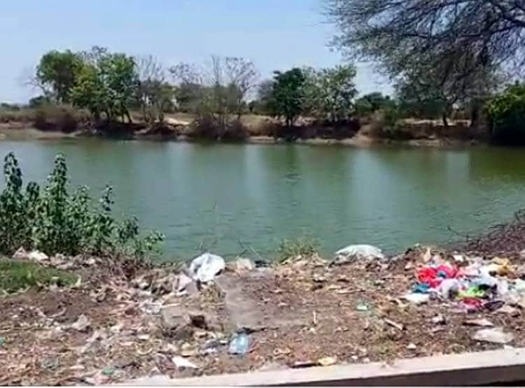 मछली पकड़ने गया था बच्चा, तालाब में मिली 500-2000 के नोटों की गड्डी