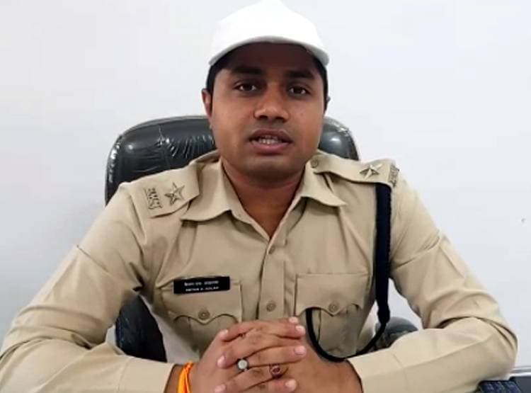 मछली पकड़ने गया था बच्चा, तालाब में मिली 500-2000 के नोटों की गड्डी