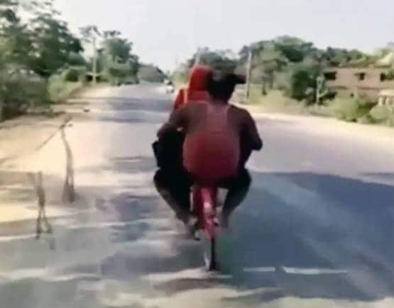 15 साल की लड़की साइकिल पर घायल पिता को बिठाकर गुरुग्राम से पहुंची बिहार