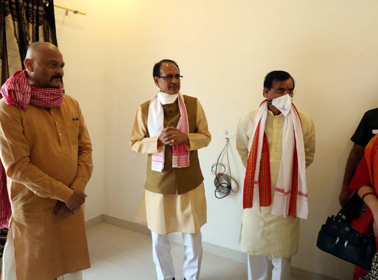 MP: सोशल डिस्टेंसिंग भूले माननीय, बगैर मास्क नजर आए मंत्री-विधायक