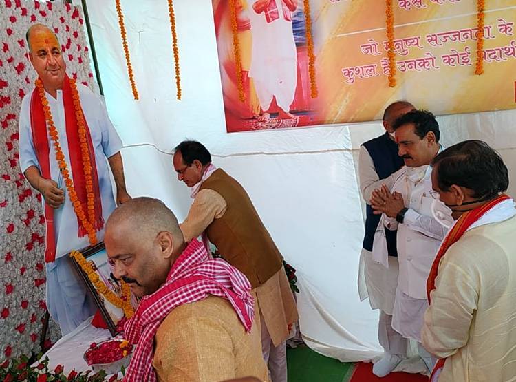 MP: सोशल डिस्टेंसिंग भूले माननीय, बगैर मास्क नजर आए मंत्री-विधायक