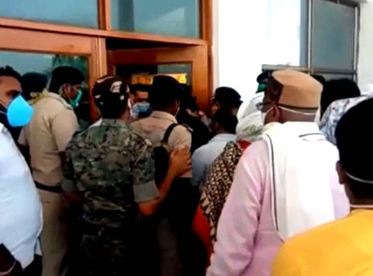 MP: सोशल डिस्टेंसिंग भूले माननीय, बगैर मास्क नजर आए मंत्री-विधायक