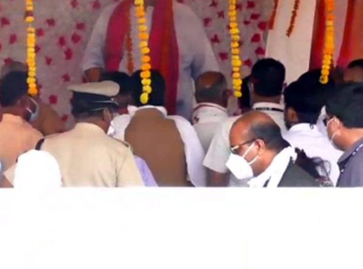 MP: सोशल डिस्टेंसिंग भूले माननीय, बगैर मास्क नजर आए मंत्री-विधायक