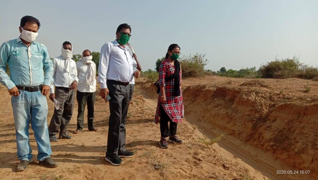 शादी के लिए नहीं मिली गाड़ी की इजाजत तो दूल्हे ने पैदल पार कर ली नदी