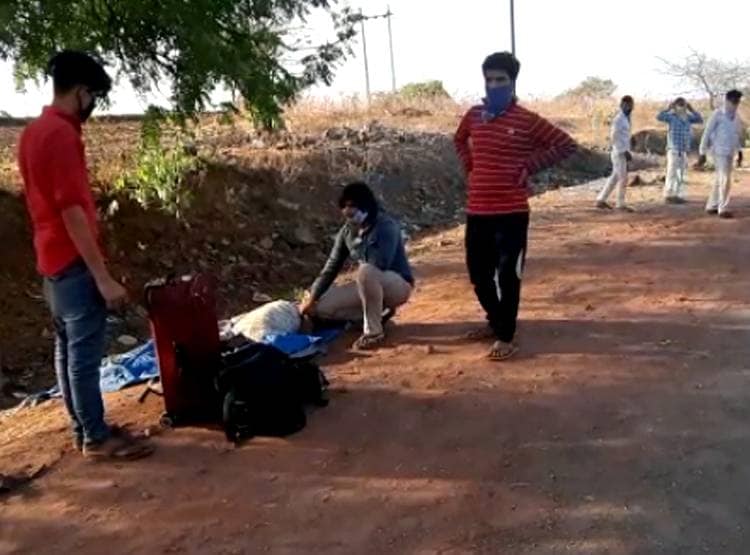 खाने के बाद हुईं उल्टियां और तोड़ दिया दम, मुंबई से पैदल जा रहे थे गोंडा