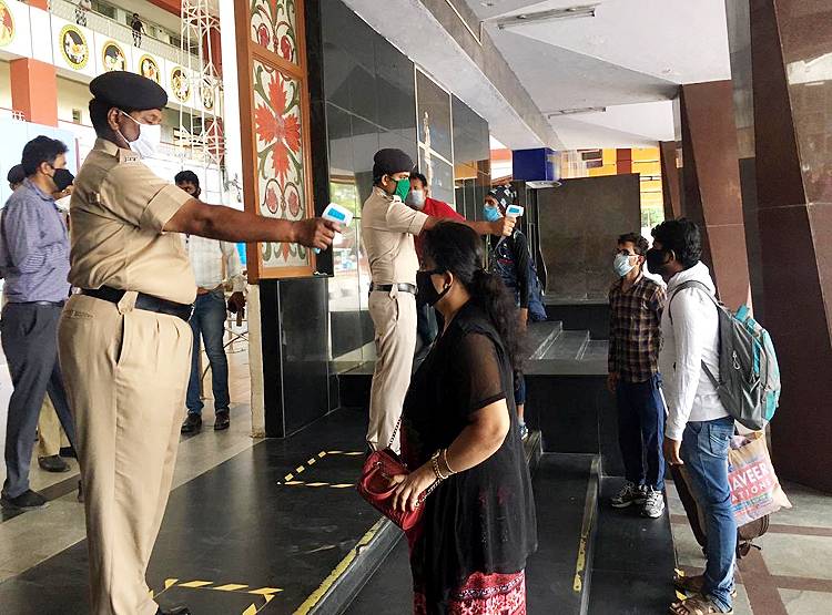 कैसे अपने शहर गए लोग, देखिए कोरोना स्पेशल ट्रेनों के अंदर की तस्वीरें