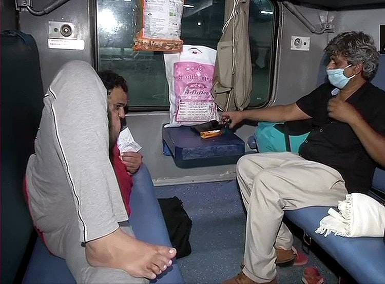 कैसे अपने शहर गए लोग, देखिए कोरोना स्पेशल ट्रेनों के अंदर की तस्वीरें
