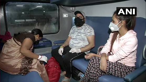 कैसे अपने शहर गए लोग, देखिए कोरोना स्पेशल ट्रेनों के अंदर की तस्वीरें