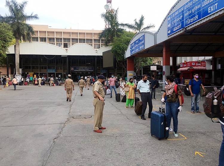 कैसे अपने शहर गए लोग, देखिए कोरोना स्पेशल ट्रेनों के अंदर की तस्वीरें