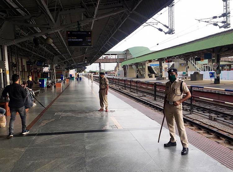 कैसे अपने शहर गए लोग, देखिए कोरोना स्पेशल ट्रेनों के अंदर की तस्वीरें