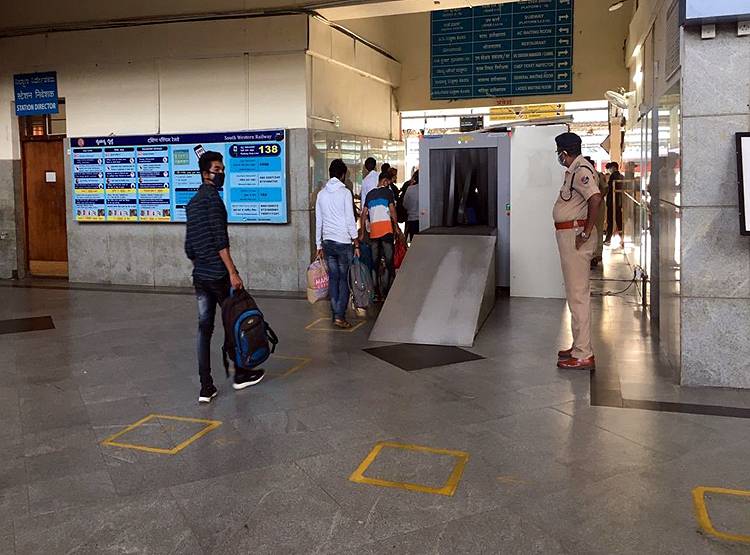 कैसे अपने शहर गए लोग, देखिए कोरोना स्पेशल ट्रेनों के अंदर की तस्वीरें