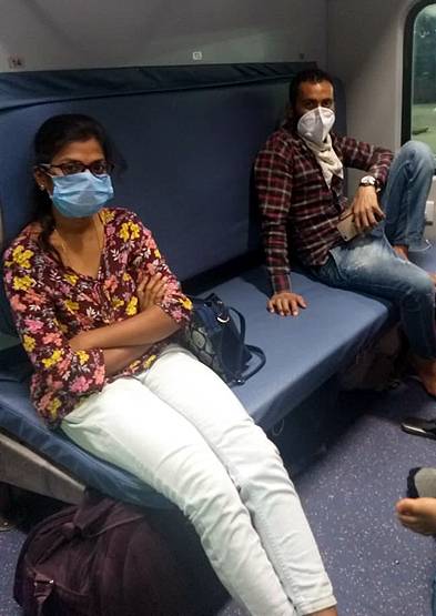 कैसे अपने शहर गए लोग, देखिए कोरोना स्पेशल ट्रेनों के अंदर की तस्वीरें