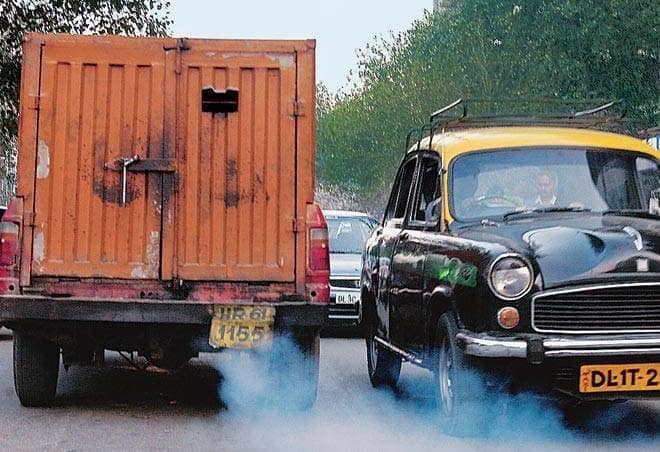 कोरोना से गाड़ियों की रफ्तार पर ब्रेक, पेट्रोल-डीजल की इतनी घटी मांग