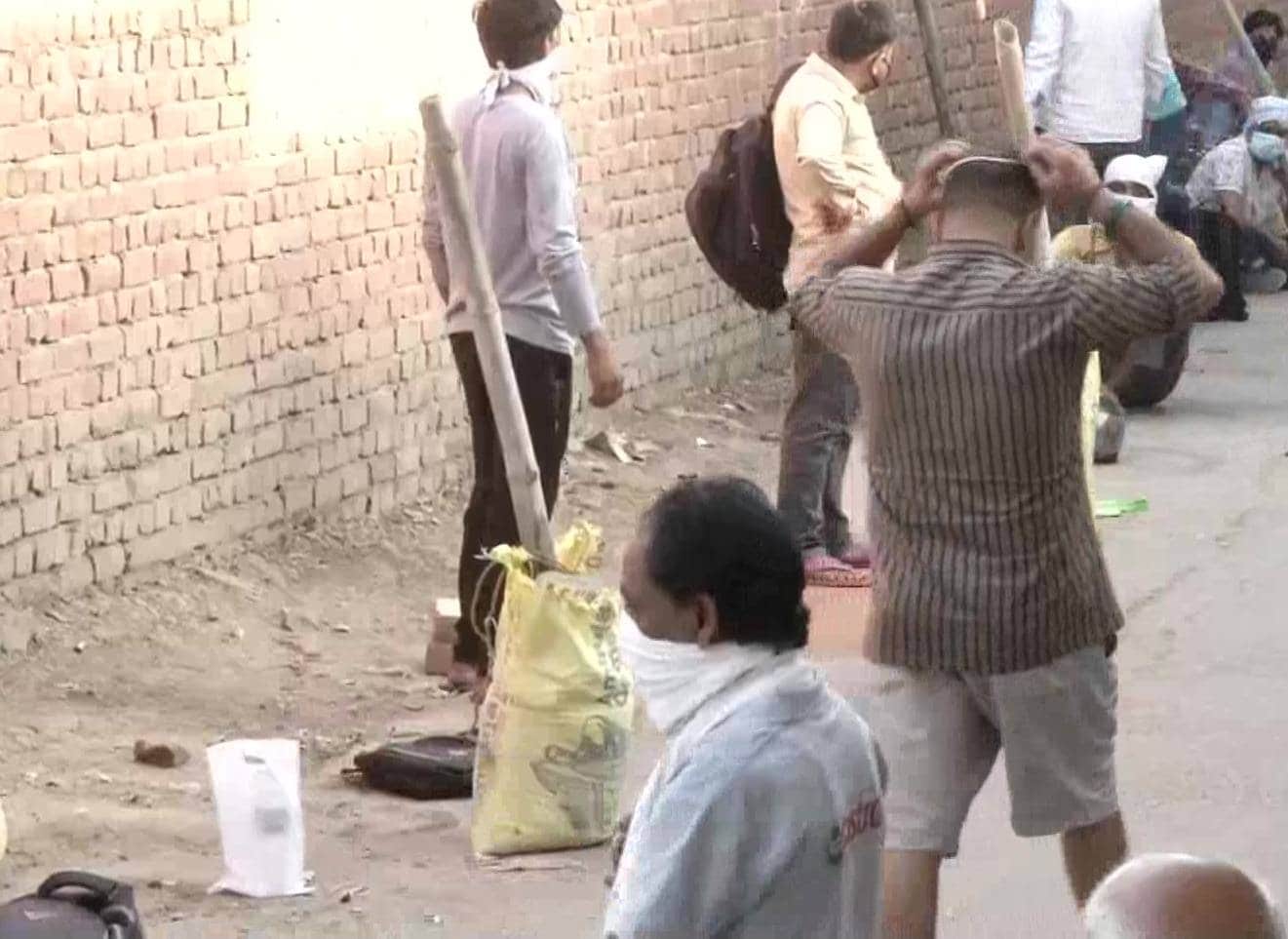 शराब की दुकानों के बाहर अनोखा नजारा, हेलमेट-बोतल-जूतों की लगी लाइन