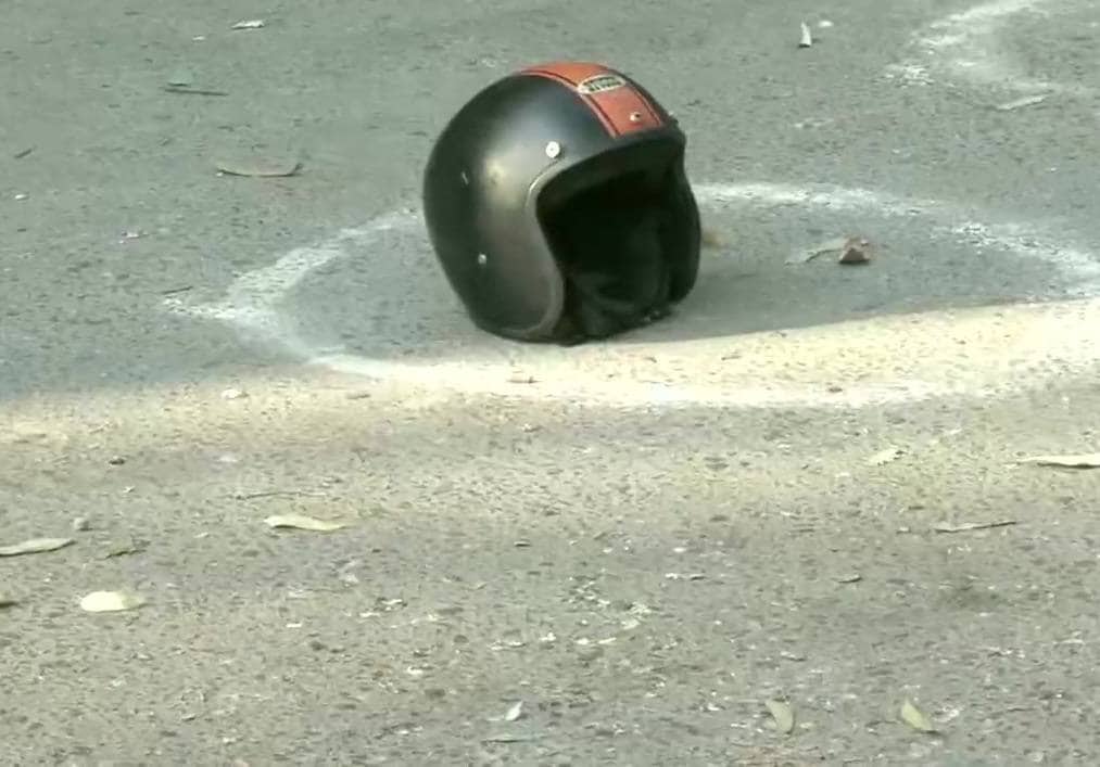 शराब की दुकानों के बाहर अनोखा नजारा, हेलमेट-बोतल-जूतों की लगी लाइन