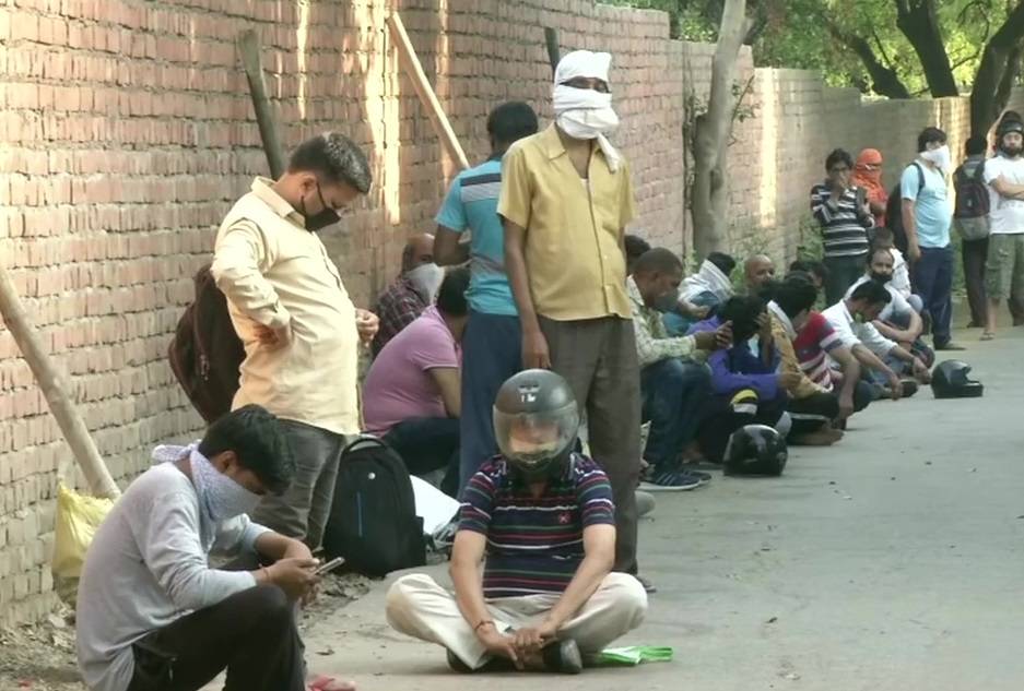 शराब की दुकानों के बाहर अनोखा नजारा, हेलमेट-बोतल-जूतों की लगी लाइन