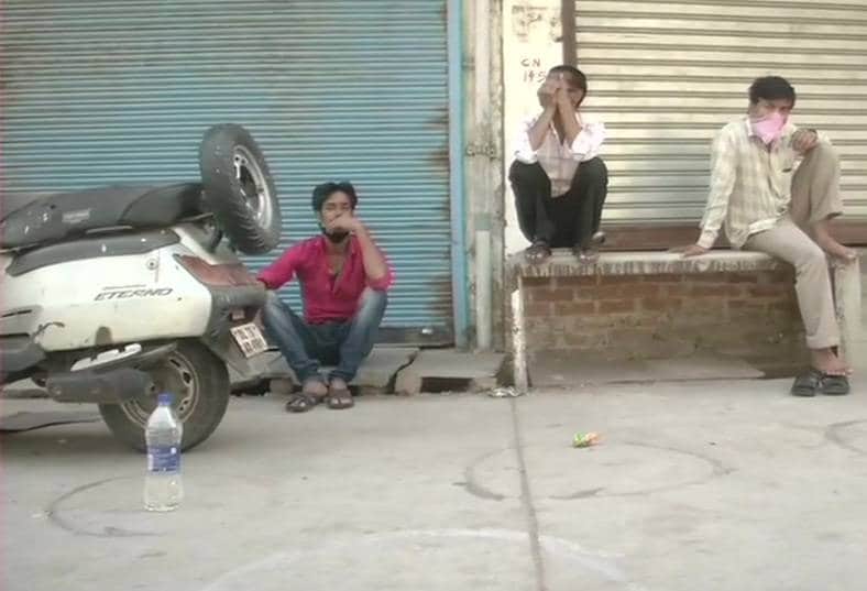 शराब की दुकानों के बाहर अनोखा नजारा, हेलमेट-बोतल-जूतों की लगी लाइन