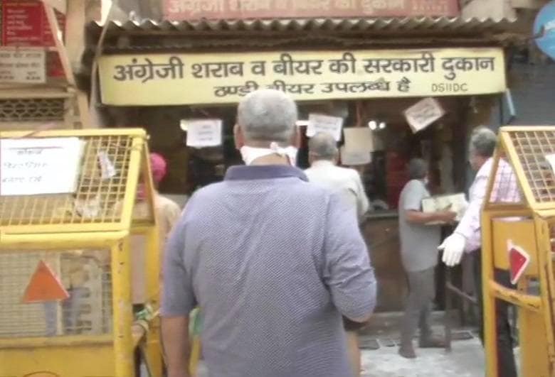 शराब की दुकानों के बाहर अनोखा नजारा, हेलमेट-बोतल-जूतों की लगी लाइन