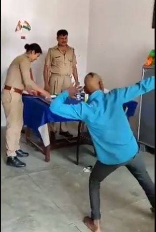 सपना चौधरी के गाने पर थाने में मंदबुद्धि से कराया डांस, हुआ एक्शन