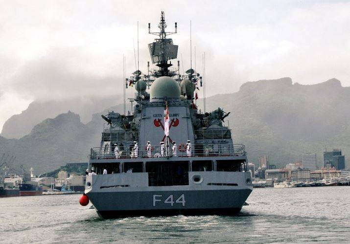 नेवी ने अलग अंदाज में दी कोरोना कर्मवीरों को सलामी, देखें तस्वीरें