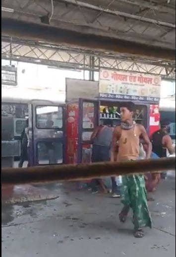 भूख के आगे मजबूर हुए मजदूर, रेलवे स्टेशन पर लूट ली फूड वेंडिंग मशीन
