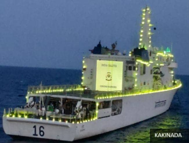 नेवी ने अलग अंदाज में दी कोरोना कर्मवीरों को सलामी, देखें तस्वीरें