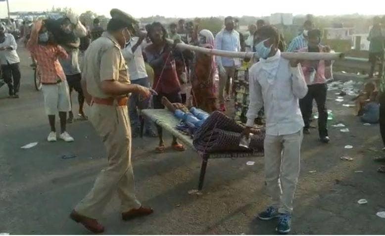 बीमार बेटे को चारपाई पर लेकर 800 KM के सफर पर निकला पिता