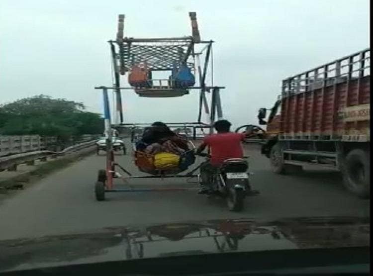 घर जाने के लिए झूले से बाइक जोड़कर युवक ने किया जुगाड़, देखकर चौंके लोग