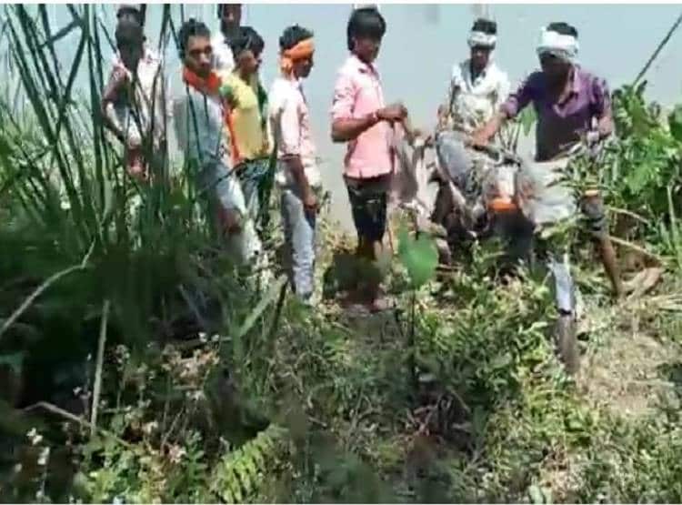 नदी में मछली पकड़ने उतरा मछुआरा, जाल में फंसी प्लैटिना बाइक