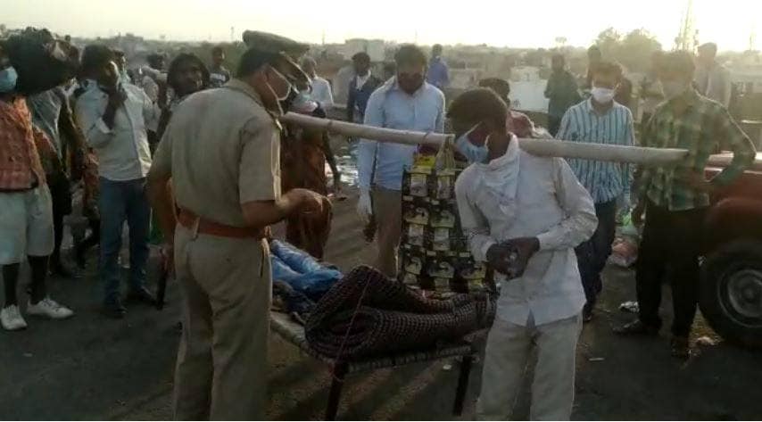 बीमार बेटे को चारपाई पर लेकर 800 KM के सफर पर निकला पिता