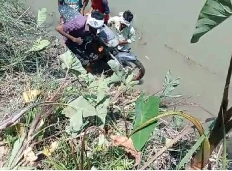 नदी में मछली पकड़ने उतरा मछुआरा, जाल में फंसी प्लैटिना बाइक