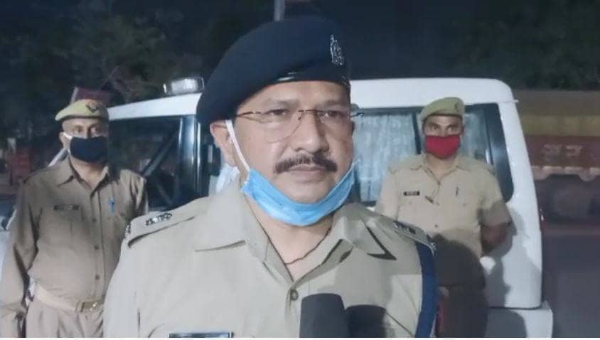 बीमार बेटे को चारपाई पर लेकर 800 KM के सफर पर निकला पिता