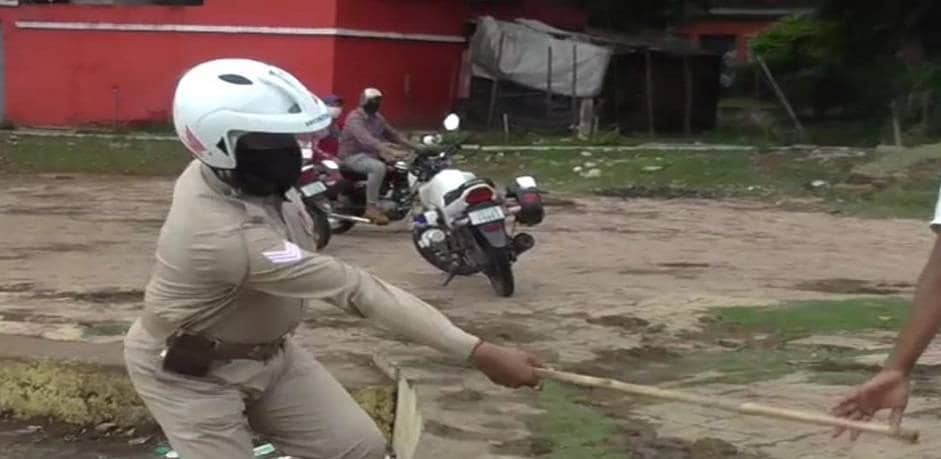 तालाब में अचानक मर गईं हजारों मछलियां, बोरे भरकर लूट ले गए लोग