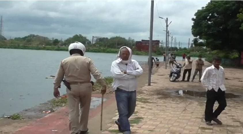 तालाब में अचानक मर गईं हजारों मछलियां, बोरे भरकर लूट ले गए लोग