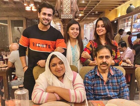 पति शोएब इब्राहिम और पर‍िवार संग दीपिका कक्कड़