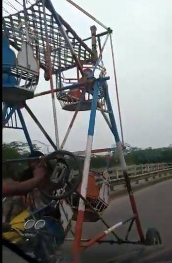 घर जाने के लिए झूले से बाइक जोड़कर युवक ने किया जुगाड़, देखकर चौंके लोग